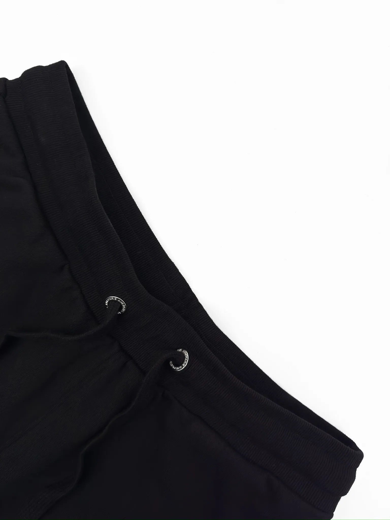 Ami Paris love embroidered shorts, custom-made luxury terry sweatpants material, full of texture, comfortable and close to the skin, black base, the same color love embroidery blooms quietly, adding brand recognition, adding a touch of romance and sweetness to the shorts, the ultimate simplification of color, Versatile color, showing taste. Process 1: Using imported machine embroidery technology, using advanced computer control systems and precision mechanical components to realize Ami love embroidery operations with high precision, smooth and delicate lines. Process 2: Ferment washing and softening uses the fermentation effect produced by mixing yeast, water and mild detergent to gently treat the fabric and improve the overall softness. Accessories: Customized 1:1 Ami corns Customized 1:1 Ami hanging clock Customized 1:1 Ami trademark Version: Loose version Size: S M L XL Style number: MM 037